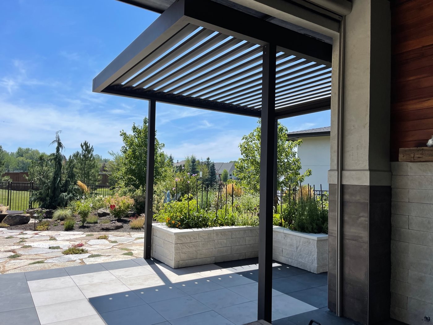 Cantilevered-Residential-Alba-in-Idaho-by-Blind-Appeal-(5).jpg